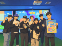 풍선 배경 속 아홉 명의 단체사진.png