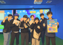 풍선 배경 속 아홉 명의 단체사진.png